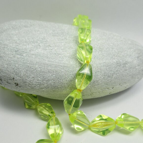 Uranium glass bead necklace - Picture 10 of 11